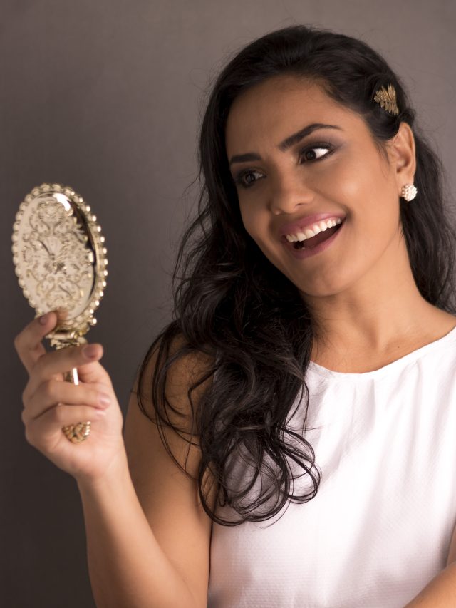 Noiva de casamento civil se arrumando