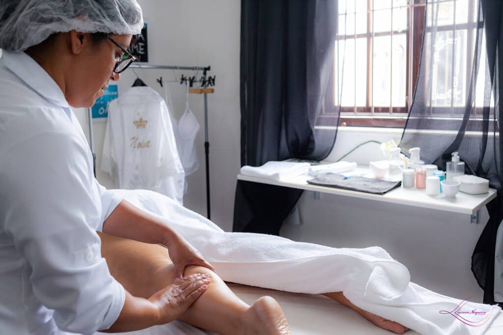 Massoterapeuta fazendo massagem